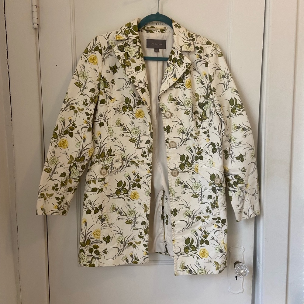 Ann Taylor cream colored floral Trench cost. Size Small. Like-new condition.